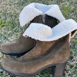 Bendable Clarks Green Suede Boots Lined Faux Sherpa 5.5 Booties Zip Up Heeled